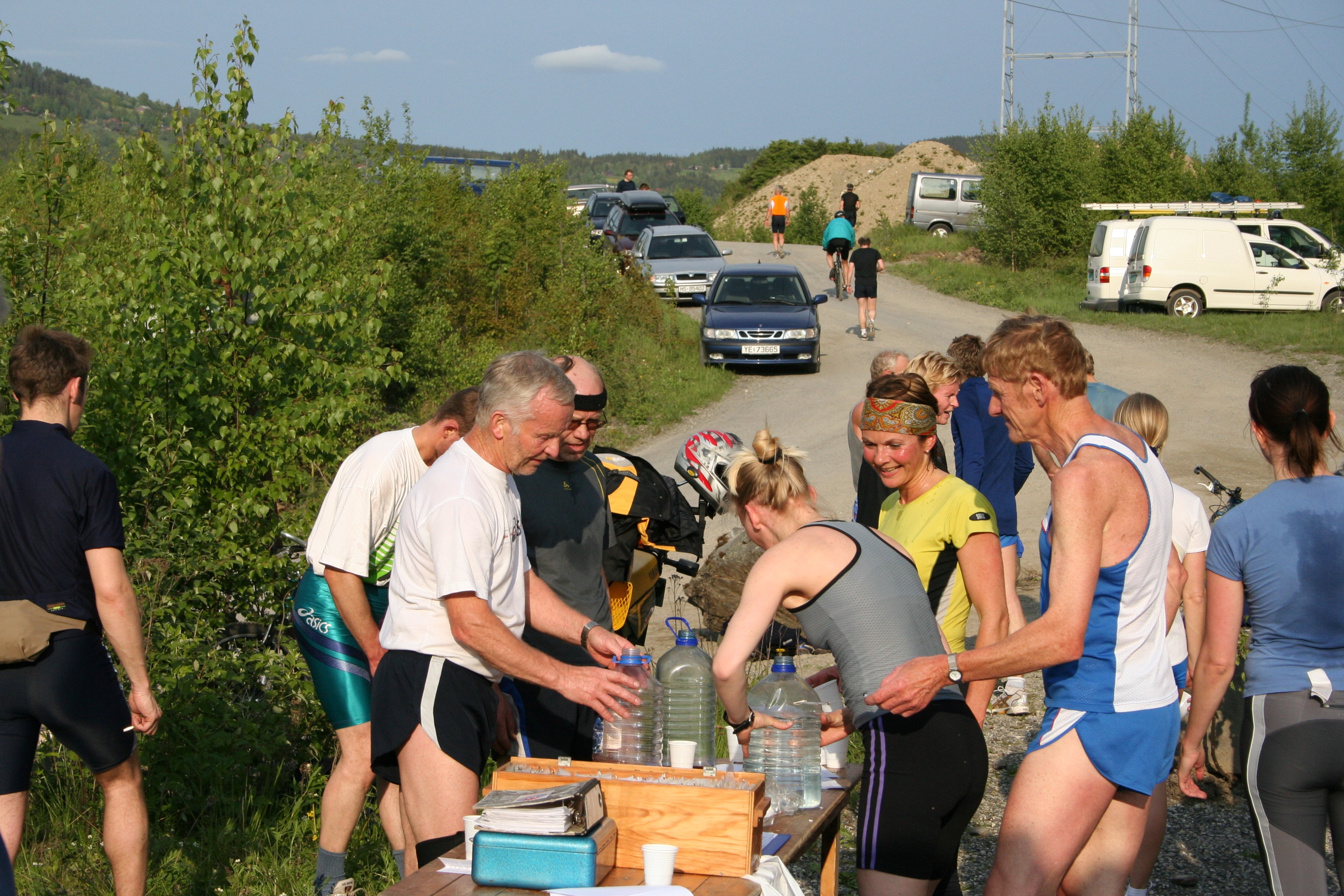 Varm god dag og drikke hører sammen. I front f.v. Andreas Lillemoen, Jørn Breili, Hanne Monica Storhagen, Kari Anne Fredriksen og Åge Ludvigsen